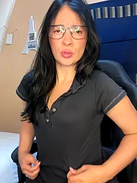 Snapshot of ValeriaVixen chatting on 10.21.25 ValeriaVixen online show from 10.21.25