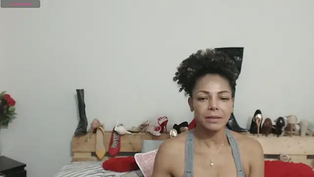 Lunasquirt1985 online show from 02.19.25