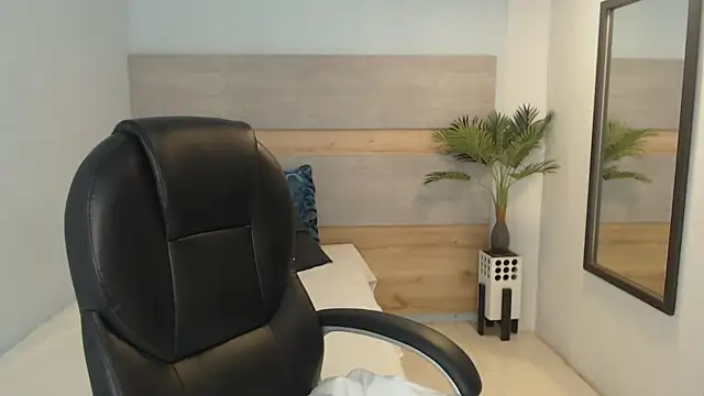 Snapshot of brendathompson_ chatting on 10.04.25 brendathompson online show from 10.04.25