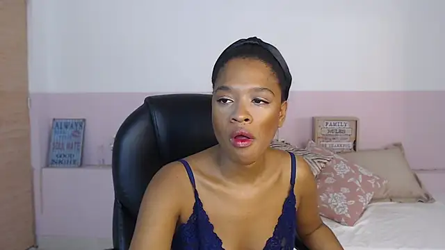 Snapshot of brendathompson_ chatting on 10.12.25 brendathompson online show from 10.12.25