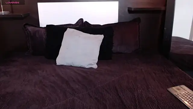 Liiamthompson online show from 04.11.26