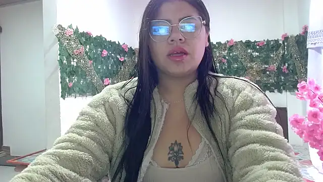 Snapshot of viccky_vick chatting on 11.30.25 viccky vick online show from 11.30.25