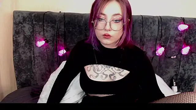 Snapshot of purplewitch chatting on 03.11.25 purplewitch online show from 03.11.25