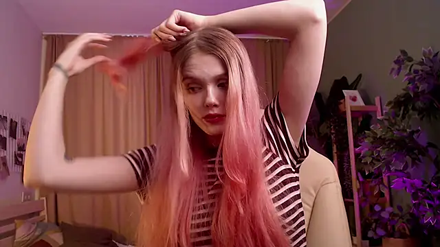 Gretchen Mol online show from 01.14.26