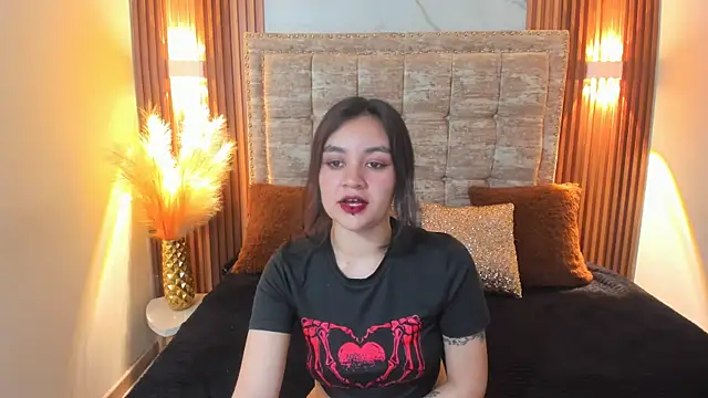 Snapshot of Lucy_Harris chatting on 02.18.25 Lucy Harris online show from 02.18.25