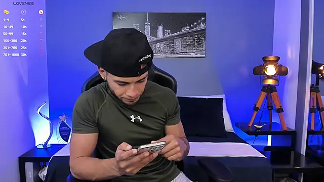 Max Conor1 online show from 10.11.25