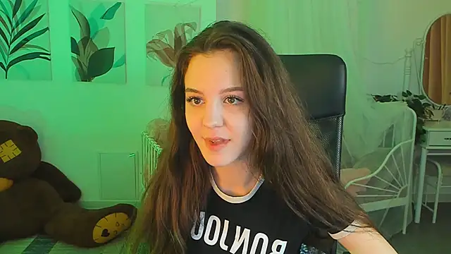 Snapshot of MilaStoyne chatting on 02.21.25 MilaStoyne online show from 02.21.25
