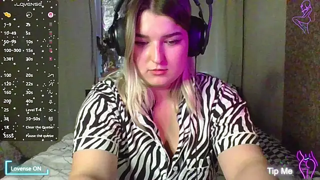 Snapshot of Jenny_Smit chatting on 10.30.25 Jenny Smit online show from 10.30.25