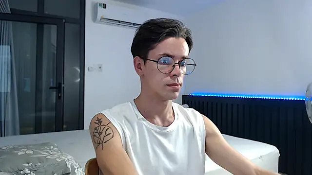 Snapshot of William_Henry_ chatting on 10.19.25 William Henry  online show from 10.19.25