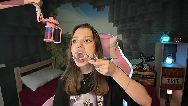 Snapshot of kaisajenner chatting on 02.05.25 kaisajenner online show from 02.05.25