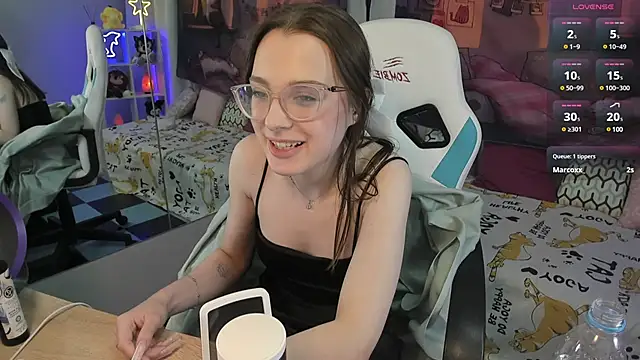 Snapshot of kaisajenner chatting on 02.10.25 kaisajenner online show from 02.10.25