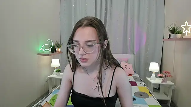 Snapshot of kaisajenner chatting on 03.09.25 kaisajenner online show from 03.09.25