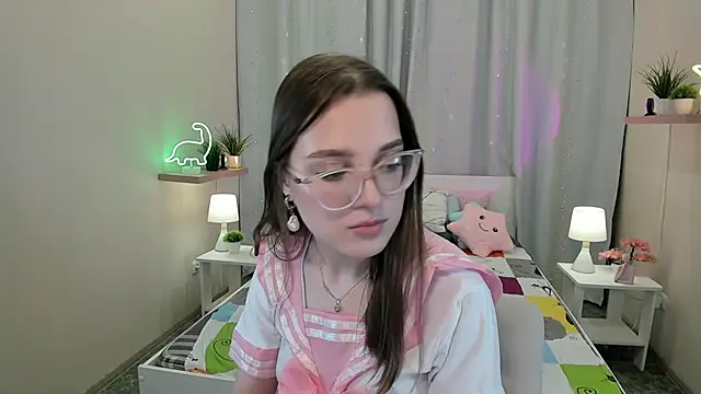 Snapshot of kaisajenner chatting on 03.10.25 kaisajenner online show from 03.10.25