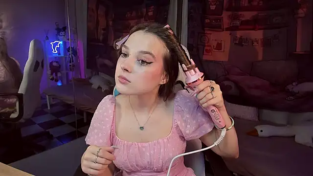 Snapshot of kaisajenner chatting on 05.18.26 kaisajenner online show from 05.18.26