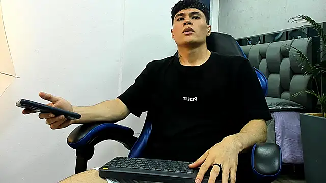 Snapshot of roan_birkin chatting on 09.29.25 roan birkin online show from 09.29.25