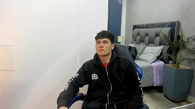 Snapshot of roan_birkin chatting on 10.12.25 roan birkin online show from 10.12.25