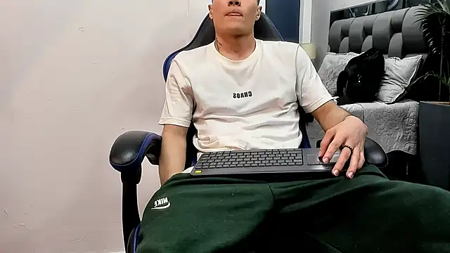 Snapshot of roan_birkin chatting on 10.14.25 roan birkin online show from 10.14.25