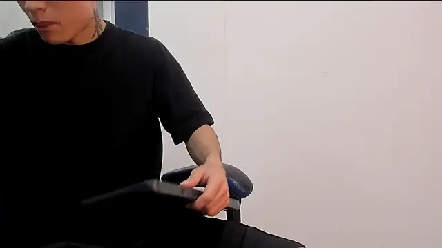Snapshot of roan_birkin chatting on 10.17.25 roan birkin online show from 10.17.25