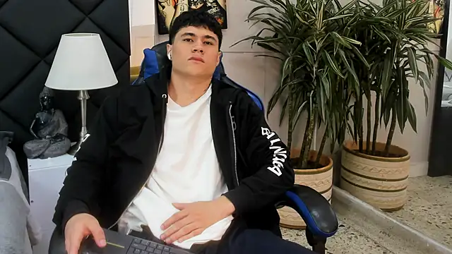Snapshot of roan_birkin chatting on 03.18.26 roan birkin online show from 03.18.26