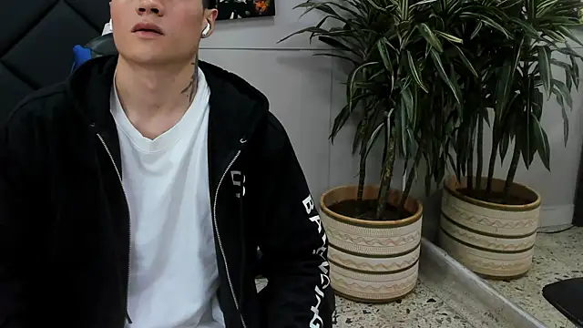 Snapshot of roan_birkin chatting on 03.25.26 roan birkin online show from 03.25.26