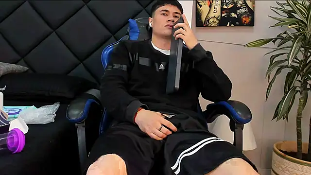 Snapshot of roan_birkin chatting on 04.16.26 roan birkin online show from 04.16.26