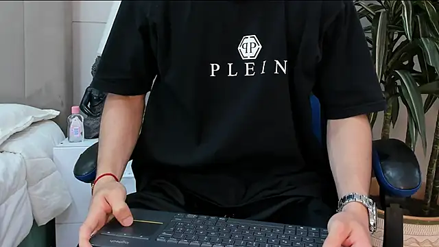 Snapshot of roan_birkin chatting on 04.27.26 roan birkin online show from 04.27.26