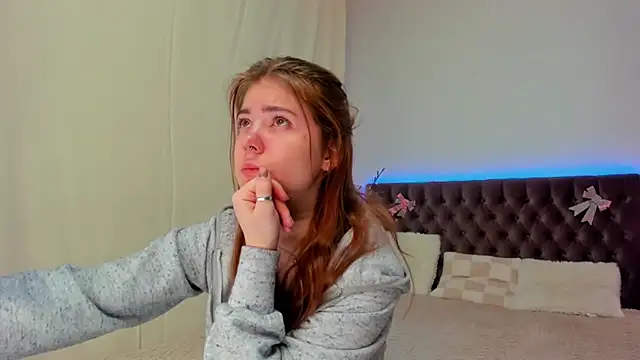 Snapshot of Ella_Mayers chatting on 03.08.25 Ella Mayers online show from 03.08.25