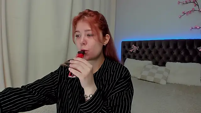 Snapshot of Ella_Mayers chatting on 09.18.25 Ella Mayers online show from 09.18.25