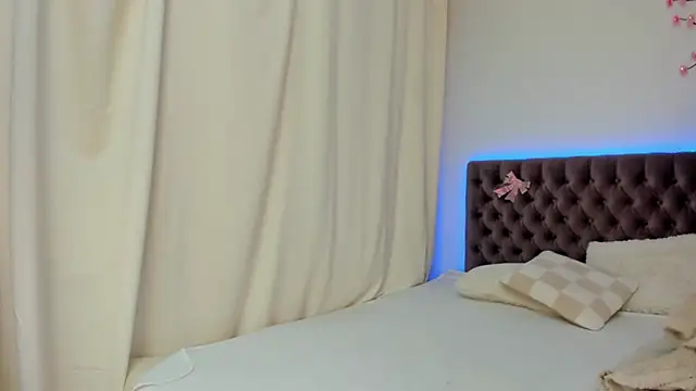 Snapshot of Ella_Mayers chatting on 10.12.25 Ella Mayers online show from 10.12.25