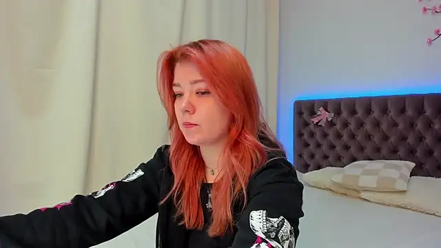 Snapshot of Ella_Mayers chatting on 10.15.25 Ella Mayers online show from 10.15.25