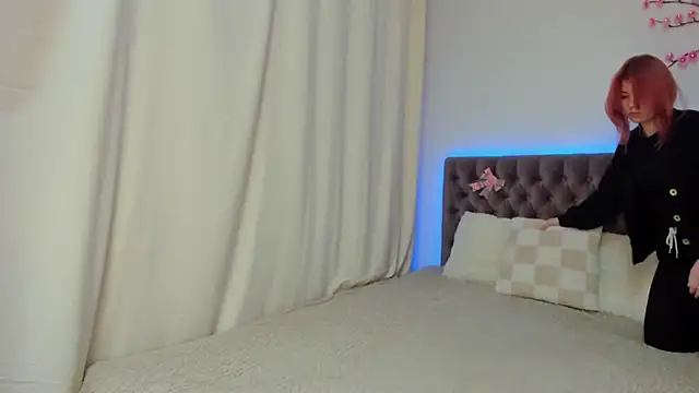 Snapshot of Ella_Mayers chatting on 10.26.25 Ella Mayers online show from 10.26.25