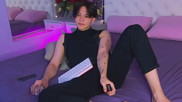 Snapshot of just_gay_ chatting on 03.08.25 just gay  online show from 03.08.25