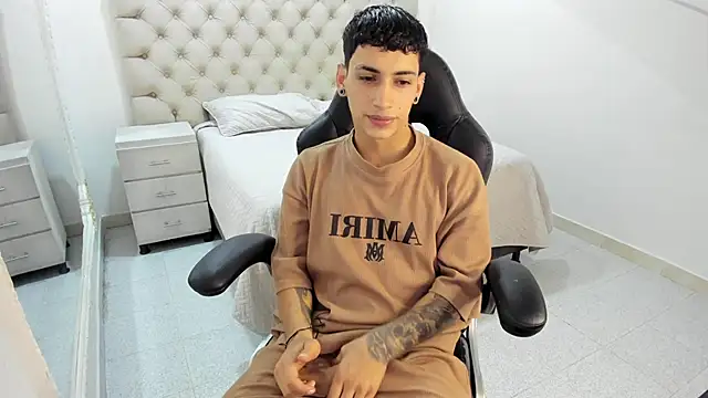 JhoanLeandro online show from 10.31.25