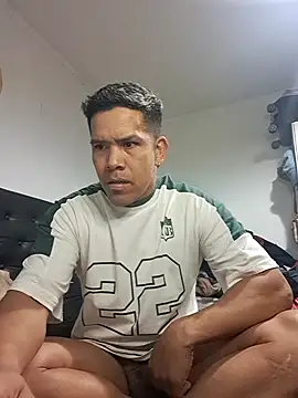 Snapshot of liamlara chatting on 09.14.25 liamlara online show from 09.14.25