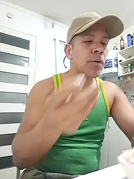 Snapshot of liamlara chatting on 10.01.25 liamlara online show from 10.01.25