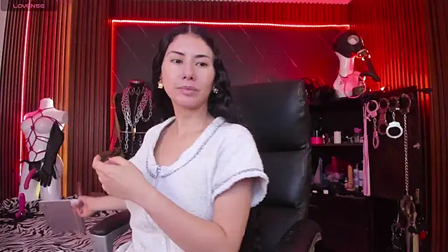 XiaQueen online show from 12.17.25