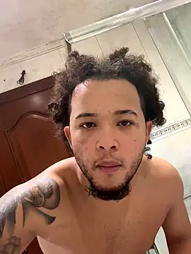 Snapshot of yeiyei_oficial chatting on 10.24.25 yeiyei oficial online show from 10.24.25