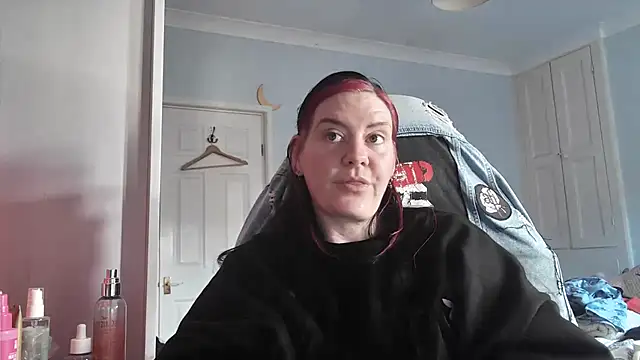 Snapshot of AureliaXOX chatting on 10.28.25 AureliaXOX online show from 10.28.25