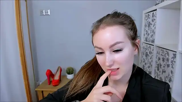 DonnaCam online show from 10.28.25