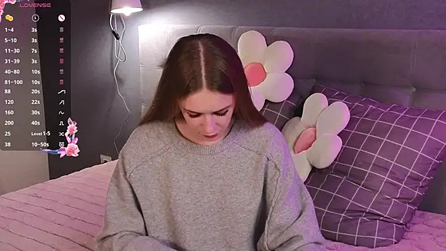 Snapshot of soft_babe chatting on 10.13.25 soft babe online show from 10.13.25