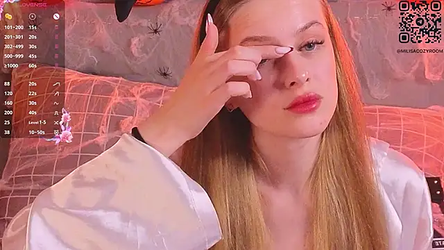 Snapshot of soft_babe chatting on 10.31.25 soft babe online show from 10.31.25