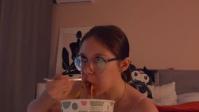 Mia Luw online show from 09.19.25