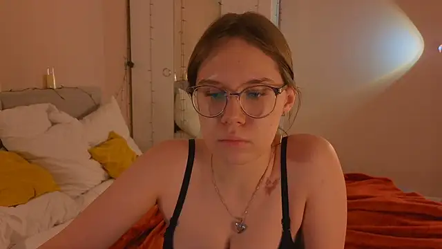 Mia Luw online show from 12.14.25