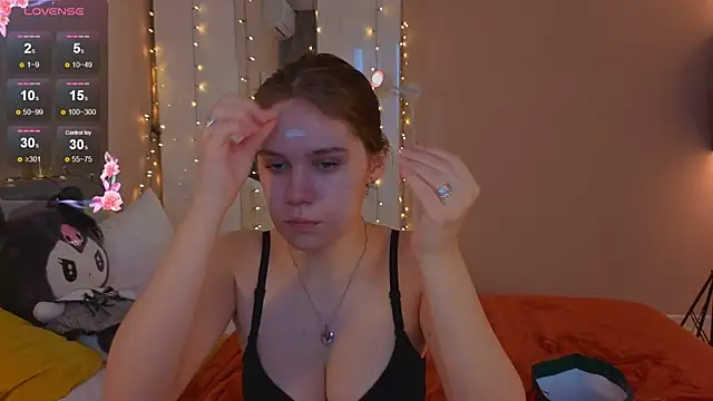 Mia Luw online show from 12.20.25