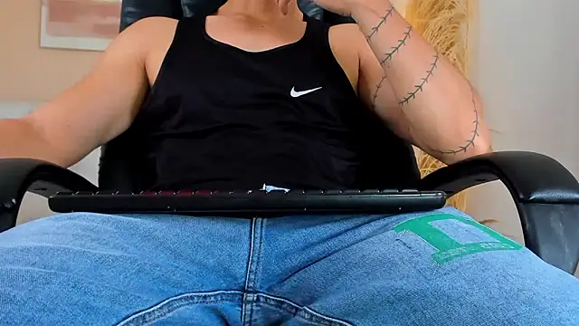 ISAAC CRYSTON online show from 12.17.25