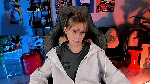 Snapshot of KiraMontoya chatting on 09.19.25 KiraMontoya online show from 09.19.25