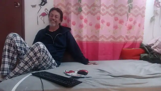 Snapshot of jeans_and_emma chatting on 03.16.25 jeans and emma online show from 03.16.25