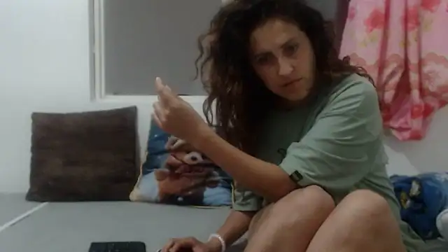 Snapshot of jeans_and_emma chatting on 09.16.25 jeans and emma online show from 09.16.25