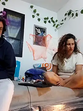 Snapshot of jeans_and_emma chatting on 10.24.25 jeans and emma online show from 10.24.25