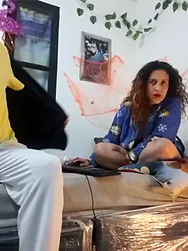 Snapshot of jeans_and_emma chatting on 10.27.25 jeans and emma online show from 10.27.25